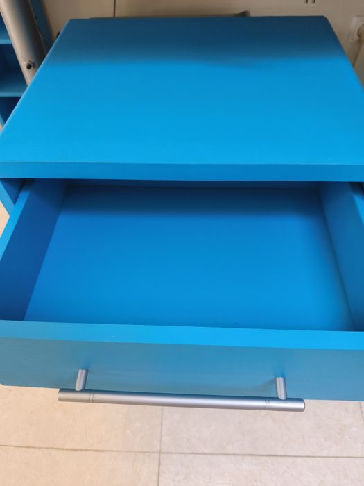 Mesa de cabeceira azul turquesa