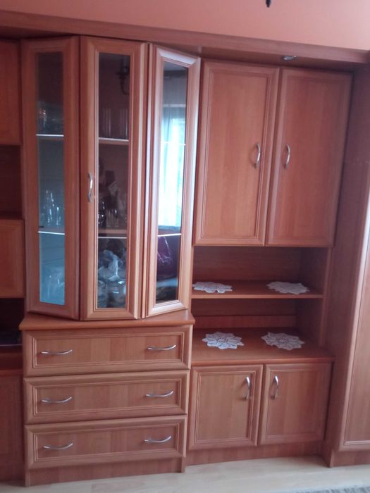 Duża meblościanka z pojemnymi szafami, witrynami i barkiem w kolorze Olchy