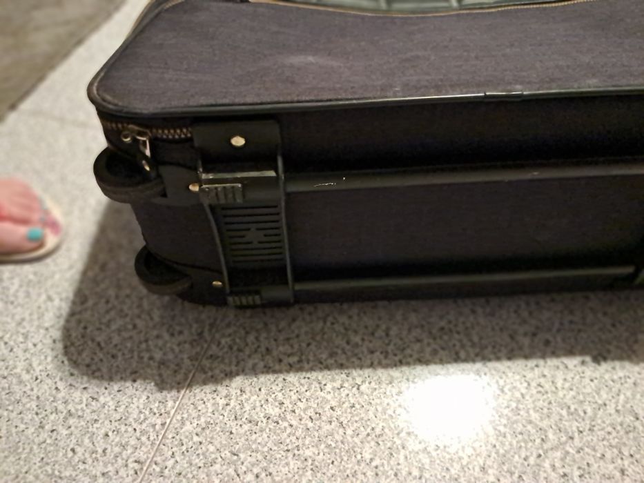 Mala de viagem  com trolley mas dá para usar de tiracolo