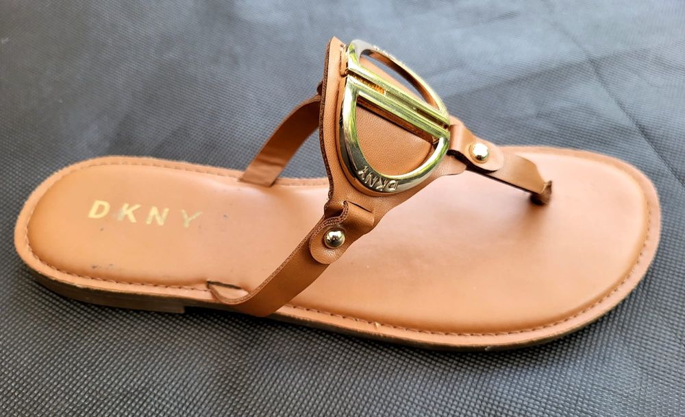 DKNY japonki klapki eleganckie brązowe złoto logowane 38 24cm