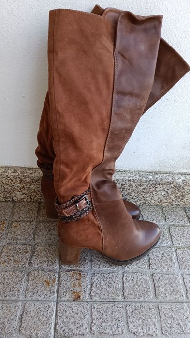 Bota castanho cano alto