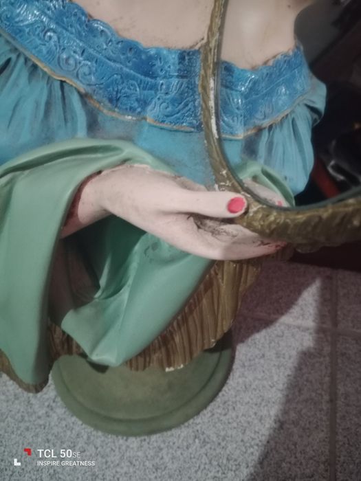 Elegante estátua de mulher segurando o espelho, peça antiga.
