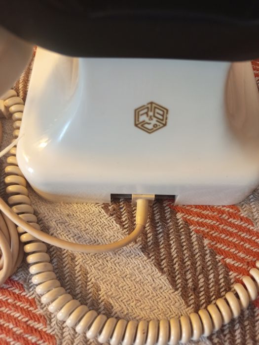 Biały bakelitowy telefon z tarczą