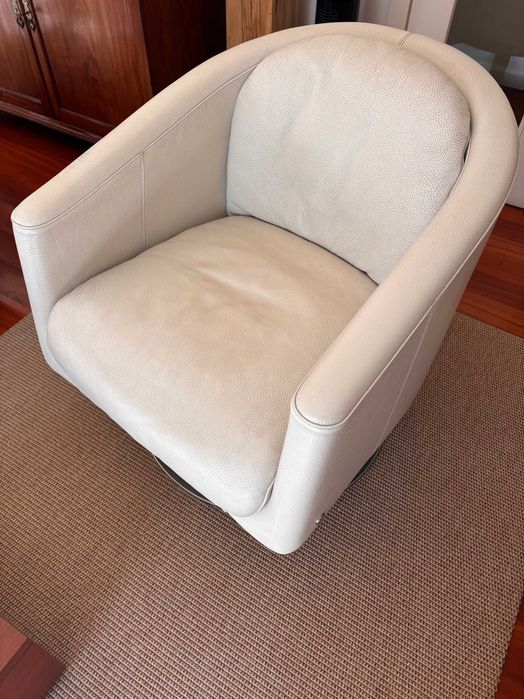 Poltrona de pele com base de metal