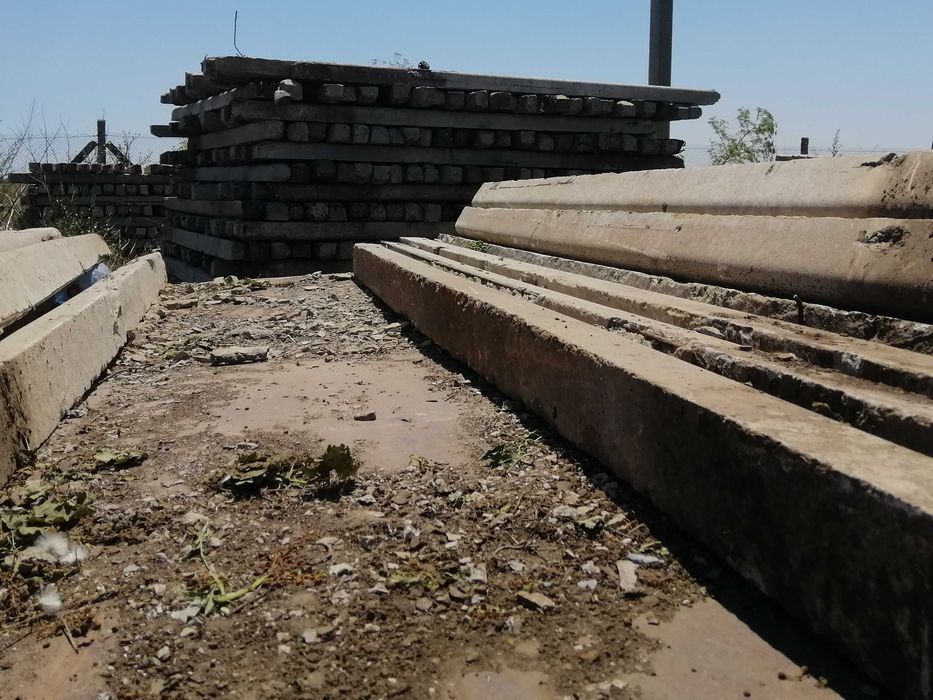 Стовпи Опори Стовпчики Столбики  сітка огорожа паркан колючка