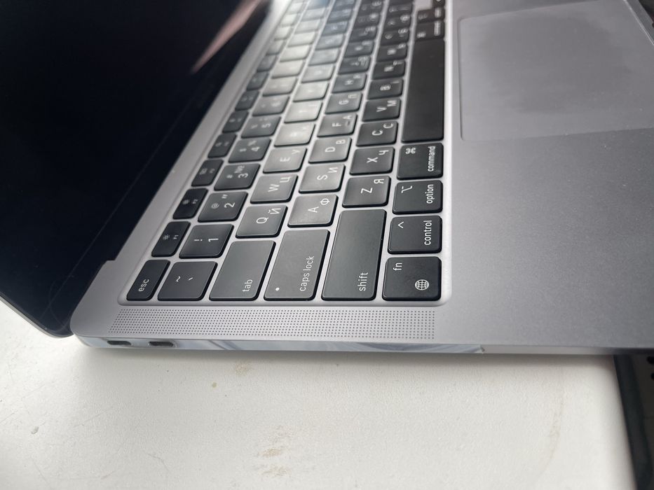 Makbook  air M1 в бронеплівці   батарея 96%