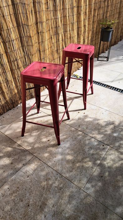 2 Bancos em ferro vermelho escuro