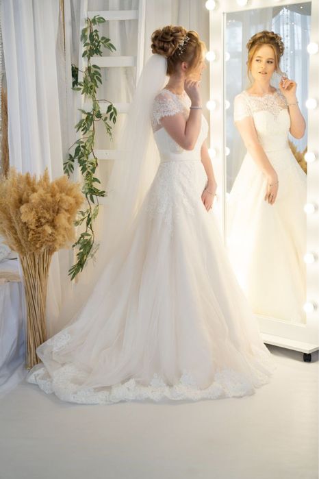 Весільна сукня з шлейфом