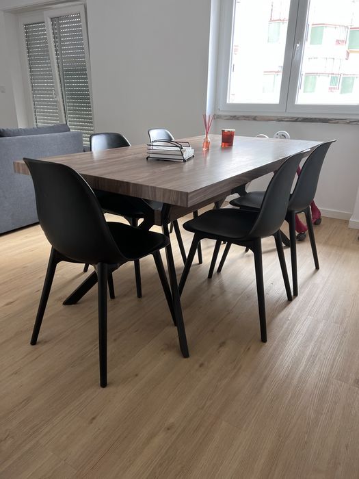 Mesa de Jantar SKLUM + 7 Cadeiras SKLUM Pretas