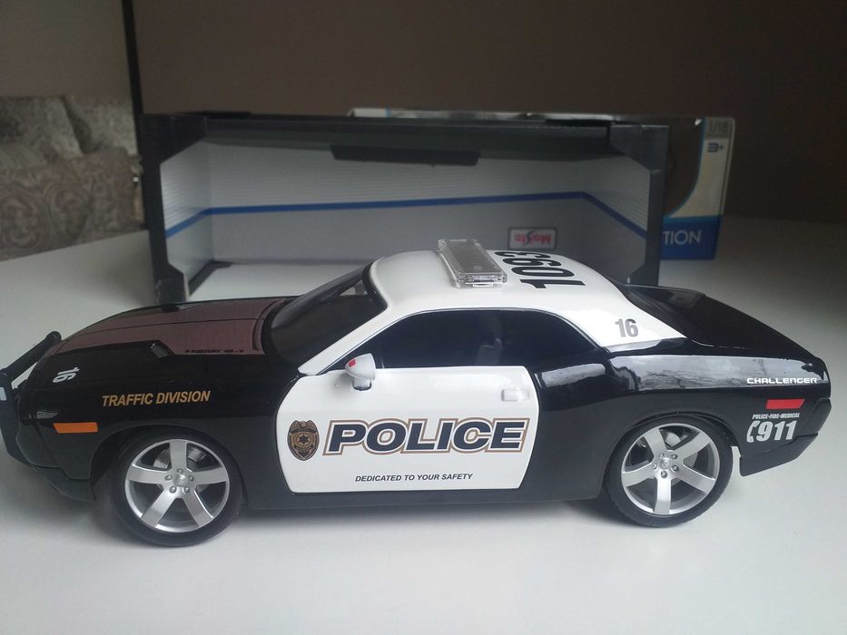 моделі 1.18  Dodge 2005 Maisto