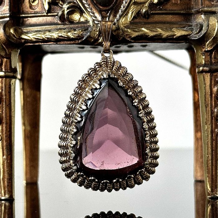 Pozłacana przywieszka z lat 60-tych w stylu La bella epoque z Anglii