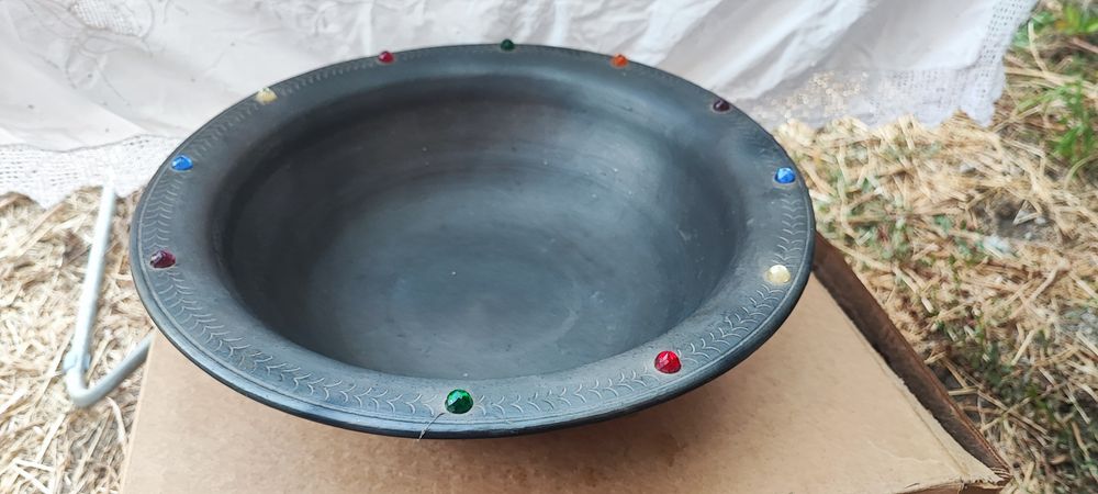 Jarra em barro preto com prato