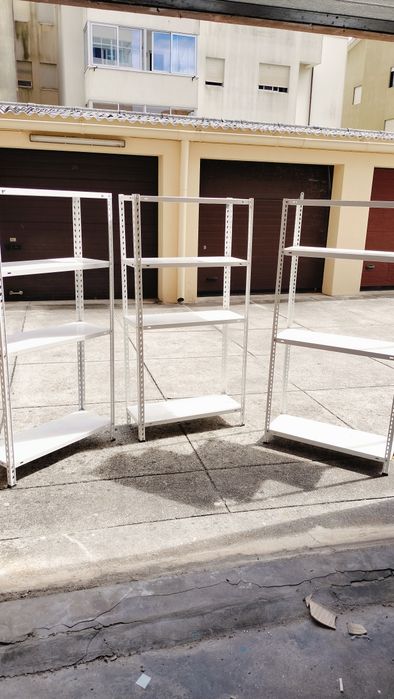Conjunto de 3 Estantes Metálicas – Muito Resistentes