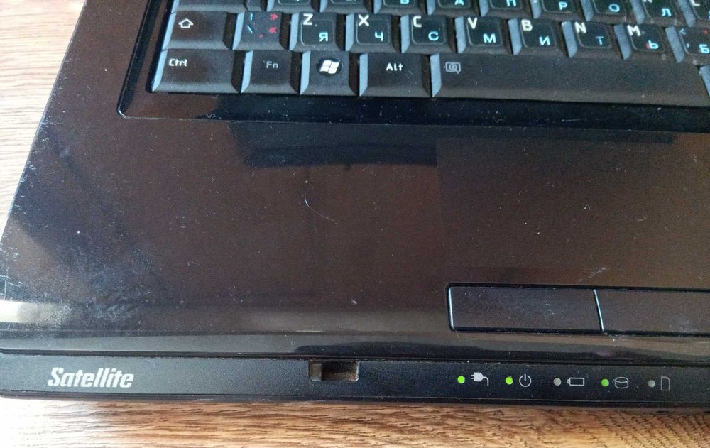 ноутбук Toshiba в отличном состоянии с блоком питания (зарядкой), аккумулятором и веб камерой