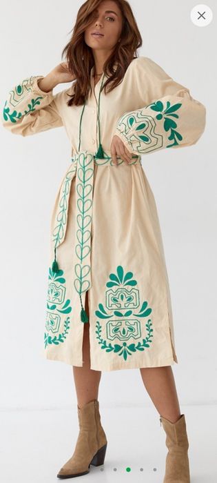 Неймовірна вишита сукня