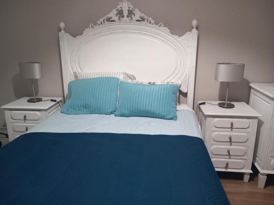 Conjunto de Quarto Clássico – Cama + Cómoda + 2 Mesinhas de Cabeceira