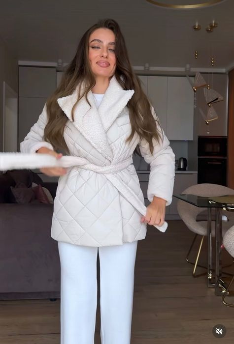 Стьобане пальто з хутряним коміром