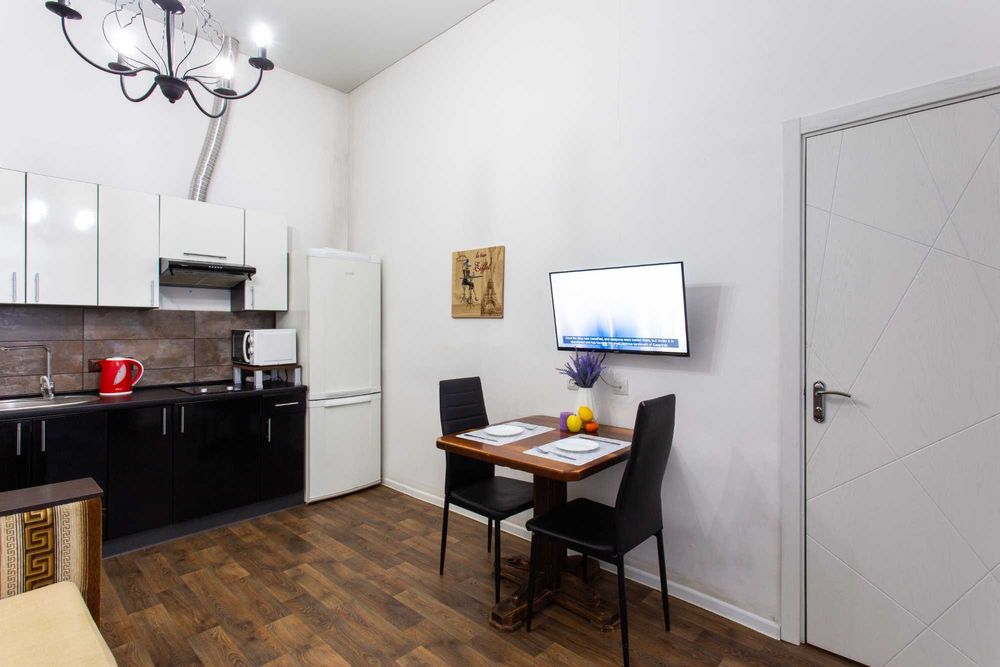 Двокімнатна квартира поряд з ТРЦ Nikolsky подобово/ майдан Конституції