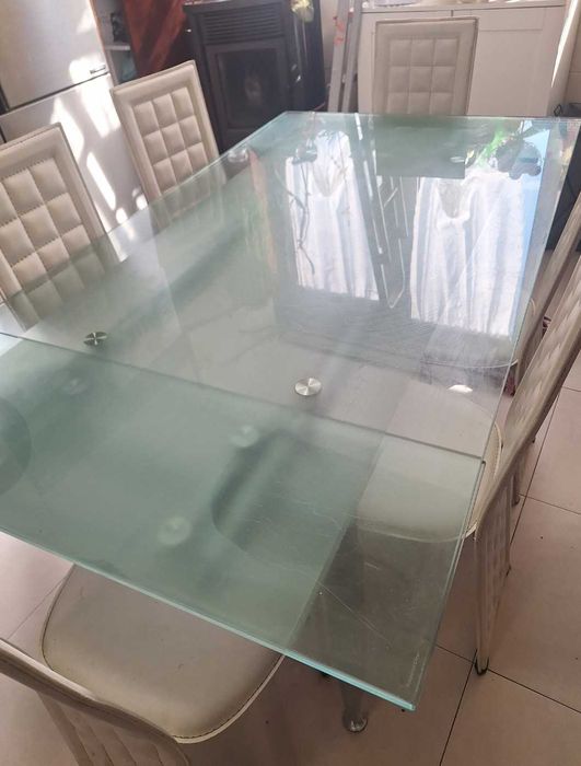 Mesa de vidro levemente esverdiado