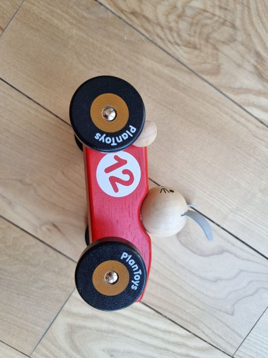 PlanToys krolik w samochodem wyścigowym
