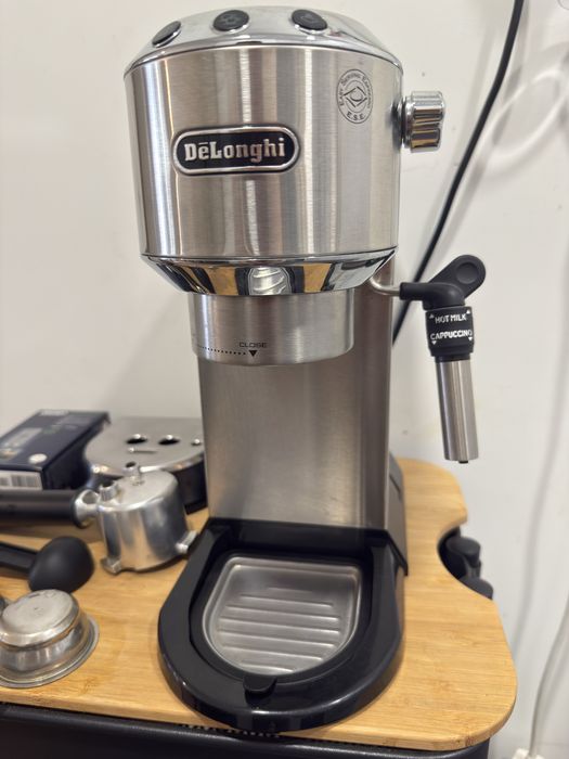 Máquina de Café Manual DeLonghi Dedica Style EC685.M - Metal