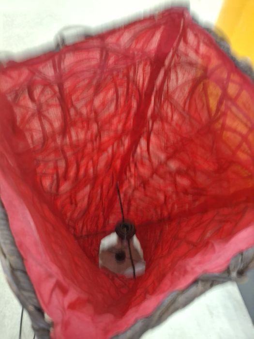 Candeeiro vime com tecido vermelho