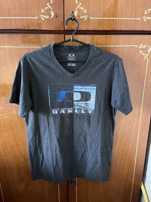 Тішка Oakley box logo.