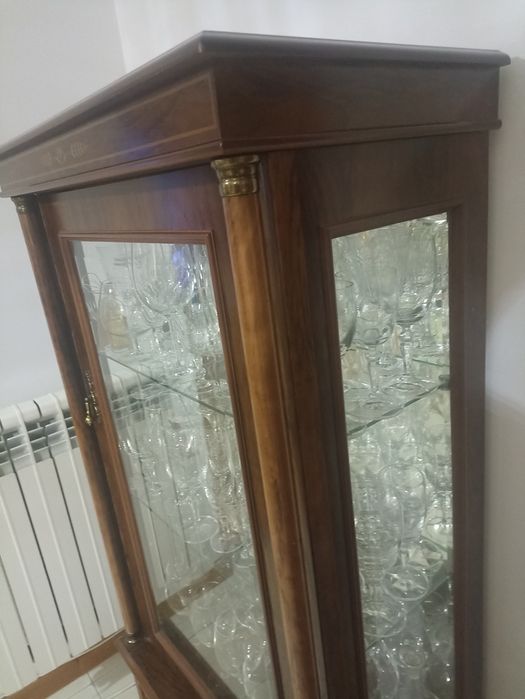 Cristaleira em madeira e vidro