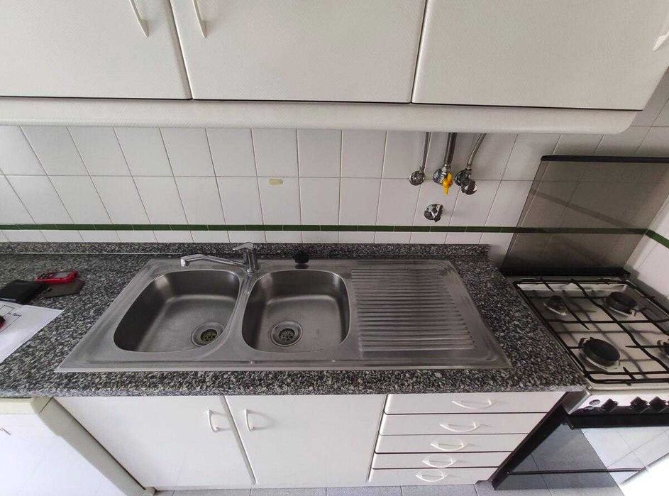 Cozinha usada com granito