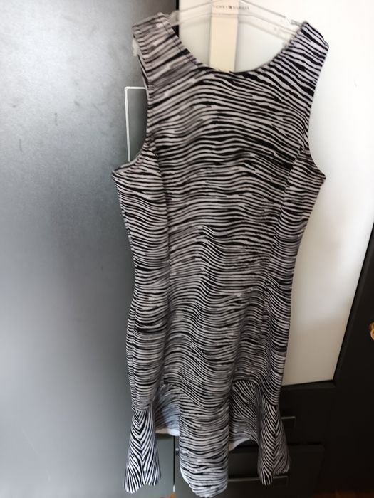 W idealnym stanie sukienka Guess