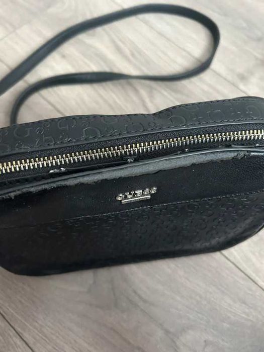 Guess czarna mała torebka listonoszka eko skóra logowana G