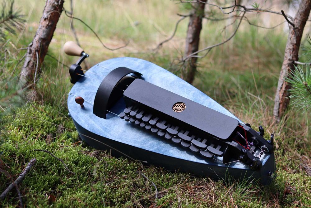 Lira korbowa "Łezka" niebieska chromatyczna, 4 struny, 24 klawisze (hurdy gurdy)