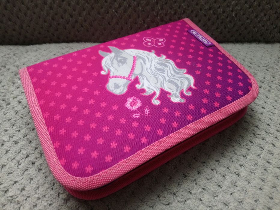 Piórnik z wyposażeniem