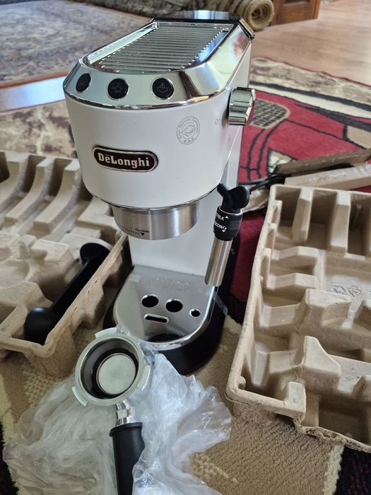 ріжкова кавоварка De'Longhi Dedica Style, яка призначена для приготува