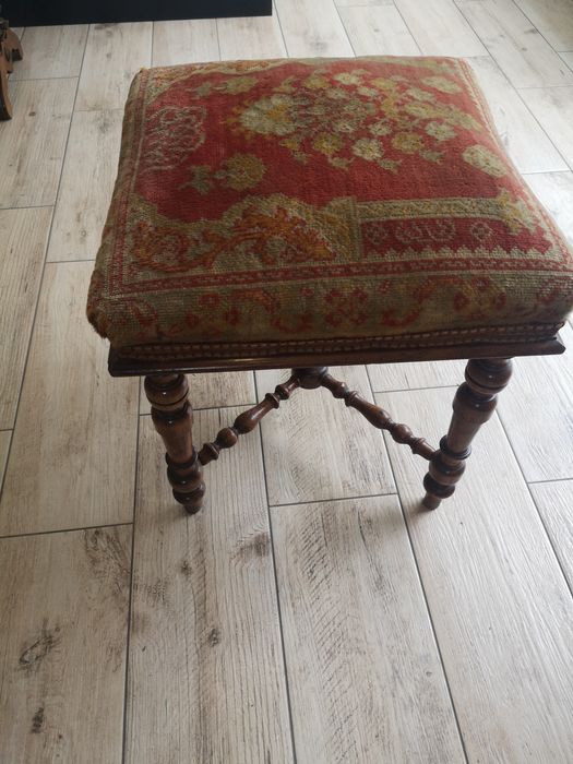 Stara pufa jak na swoje lata bardzo dobry