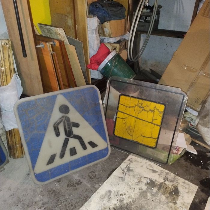 долрожні знаки на пластику