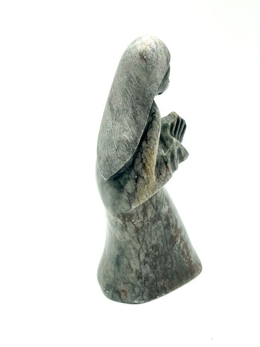 Escultura em pedra de freira