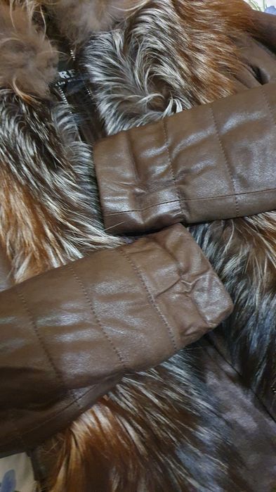 Шкіряна куртка з хутром чорнобурки