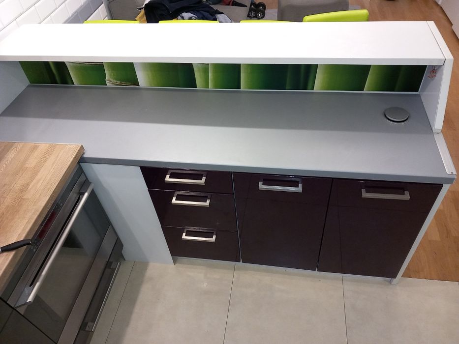 Wyspa kuchenna z szafkami I hokerami duża