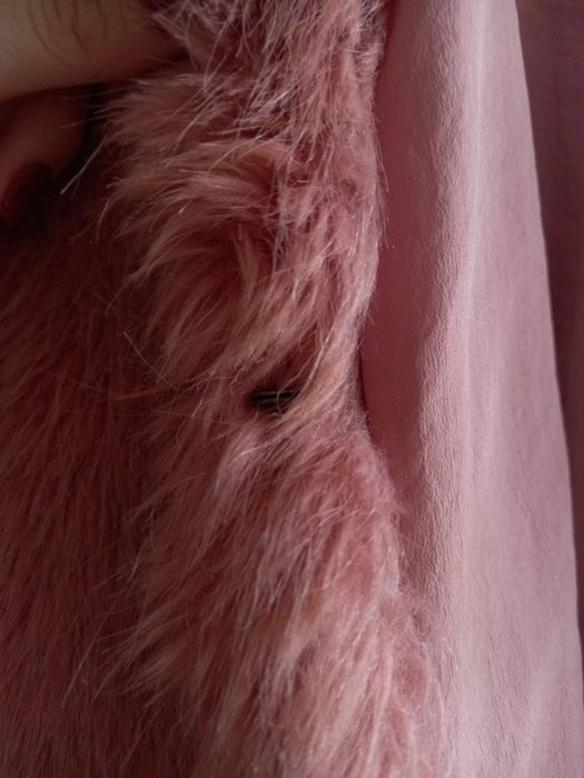 Różowe futerko marki Bershka