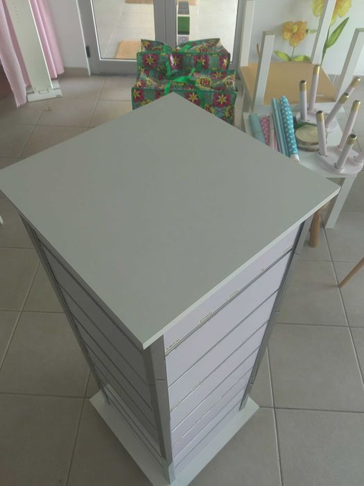 Móvel em ótimo estado para oferta dos grampos p/pendurar