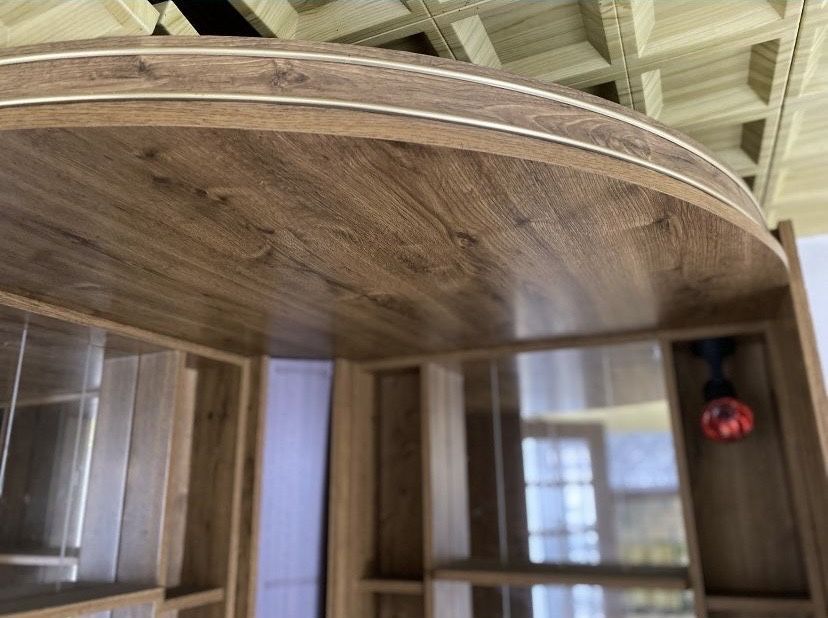 Bar de madeira com balcão