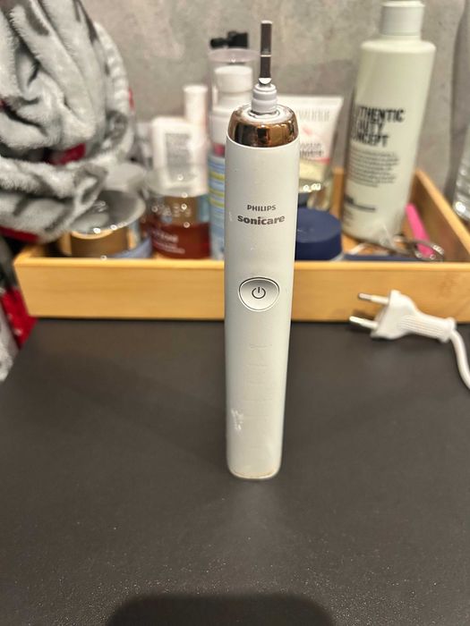 Szczoteczka soniczna Philips Sonicare z szklanką ładującą