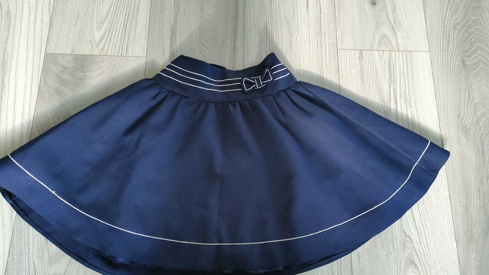 Granatowa spódniczka. Rozmiar 128 cm.