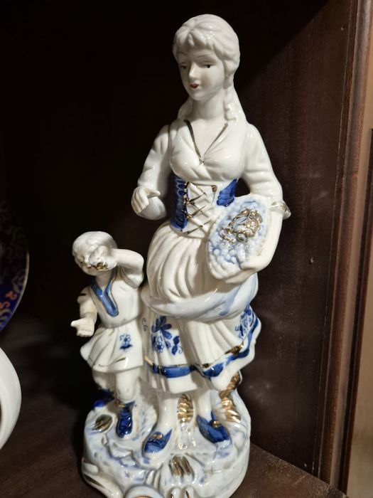 Estátuas de porcelana com meninos