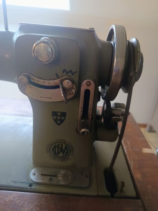 Máquina de Costura Oliva CL50 Vintage + Móvel