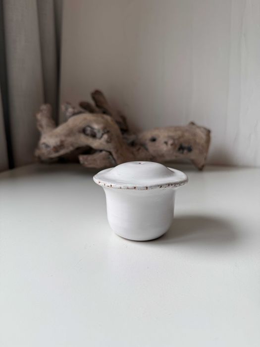 Solniczka ręcznie formowana. Biała. Handmade.