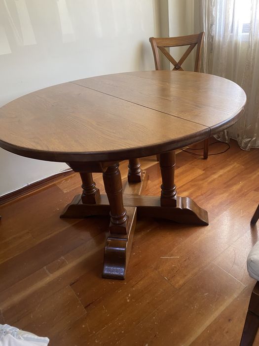 Mesa extensivel com 5 cadeiras