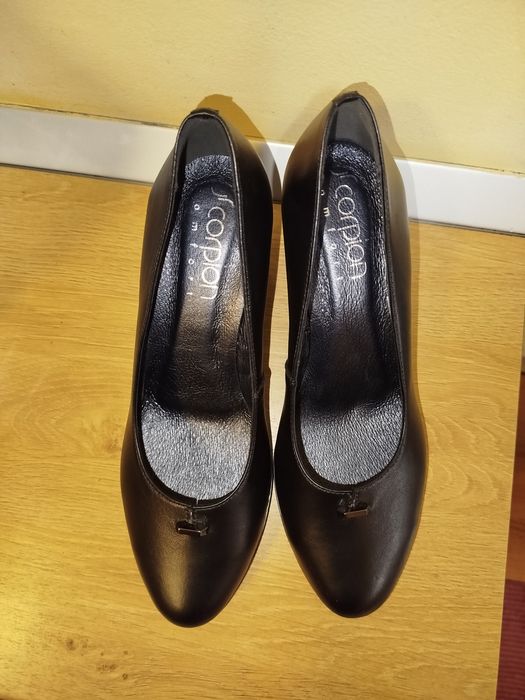 Шкіряні туфлі нові, 40 розмір,на широку ніжку, повномірні