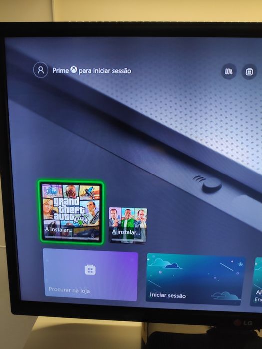 Consola Xbox One S com comando e jogo